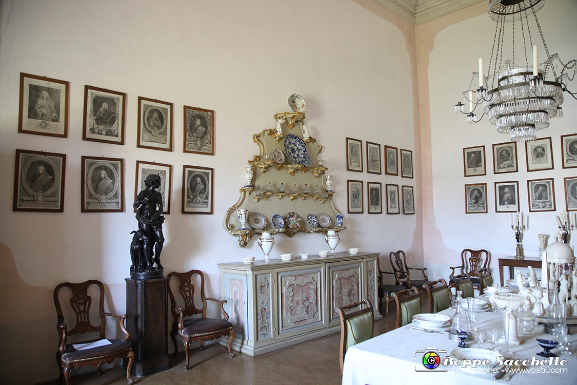 VBS_6651 - Villa Pisani - Stra (Venezia).jpg - SALA DA PRANZO  Questo ambiente, adibito nel Settecento a sala da pranzo, conservò anche in seguito il suo aspetto e la sua funzione. La tavola da pranzo è allestita con oggetti di epoca napoleonica. Molti dei piatti esposti provengono dalla manifattura Antonibon di Nove, attiva dal 1728. Alle pareti vi sono ritratti di procuratori veneziani (secc. XVII-XVIII), spesso opere di famosi pittori veneziani. 